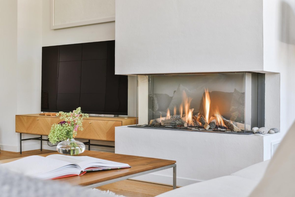Intérieur du salon de style minimaliste avec une cheminée moderne