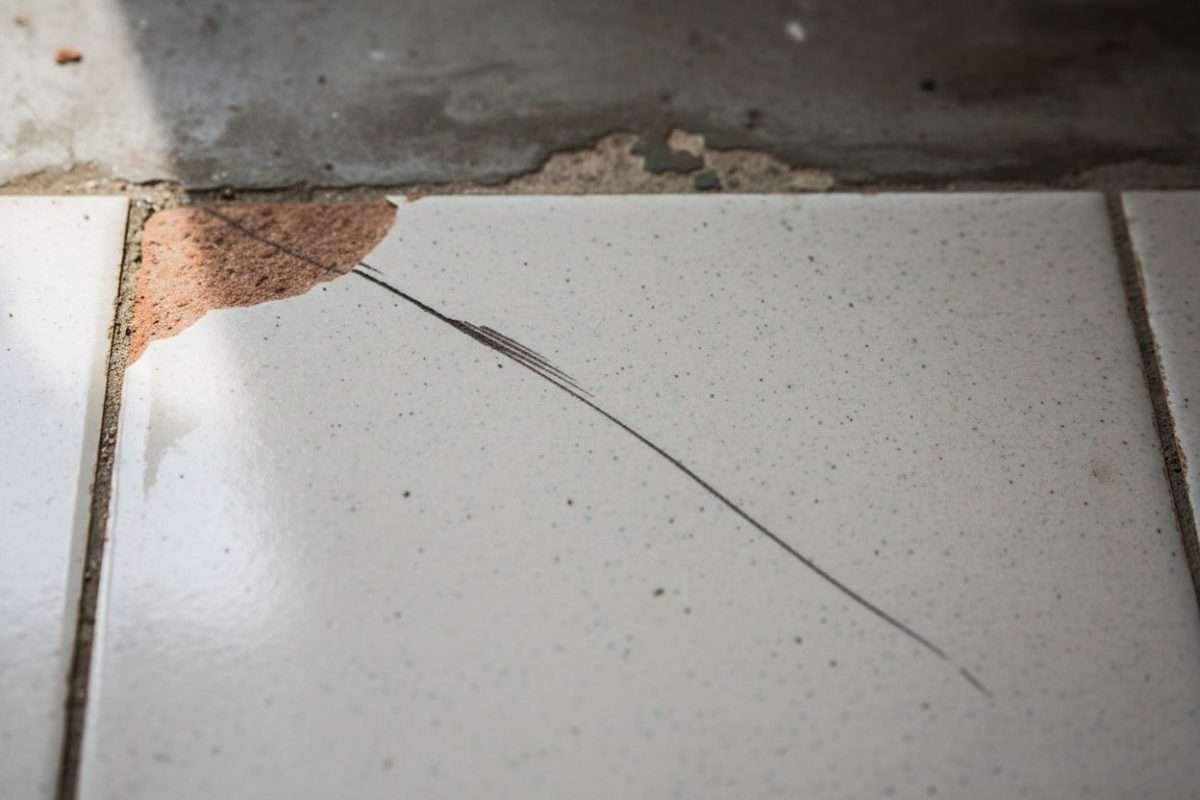 Rayure sur carrelage : comprendre, réparer et prévenir
